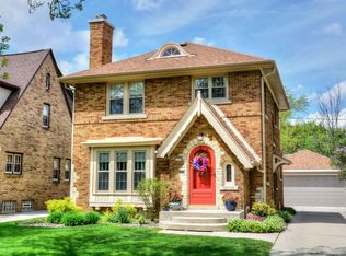 8108 Richmond Ct, Wauwatosa, WI 53213