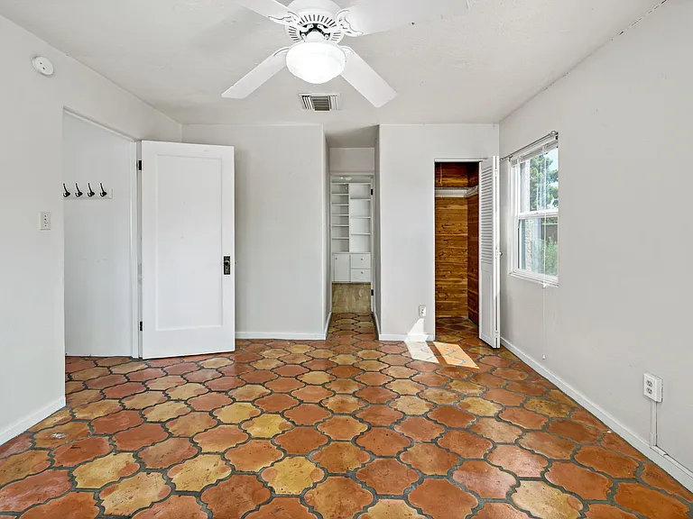 2710 E 6th St — Photo 13