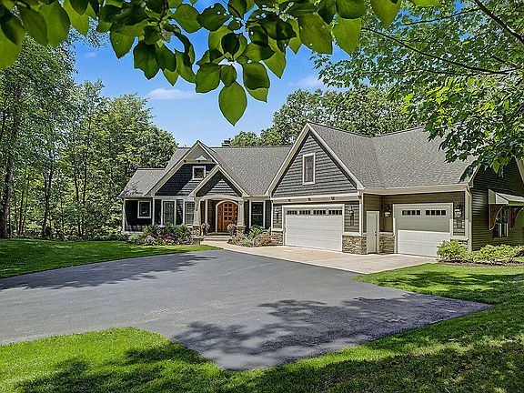 4th image of 547 Roundtree Dr NE