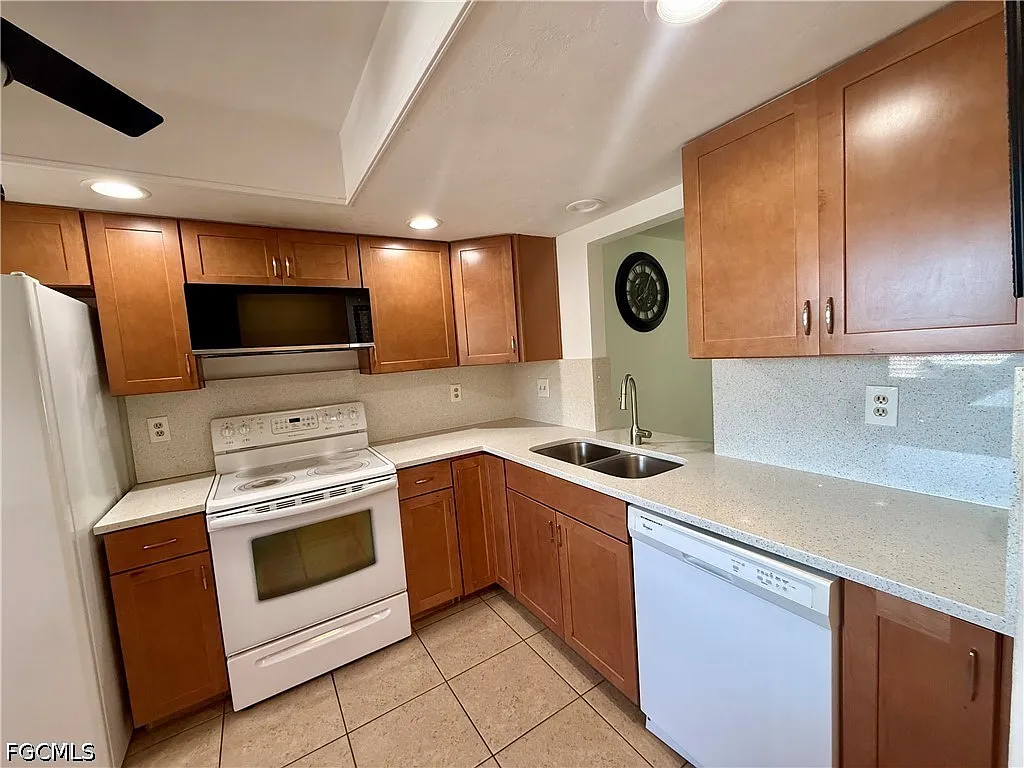 2 bed, 2.0 bath, 1061 sqft, $1,600 — Photo 3