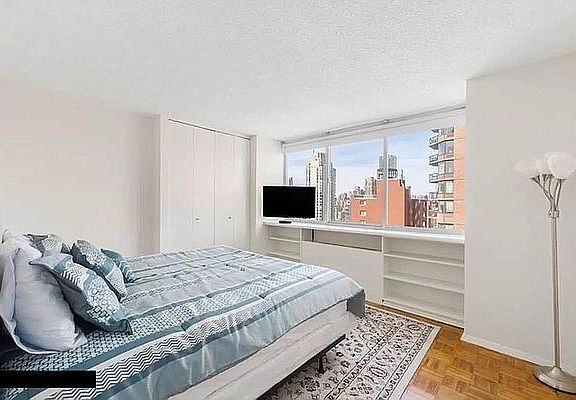 4th image of 404 E 79th St #20CA