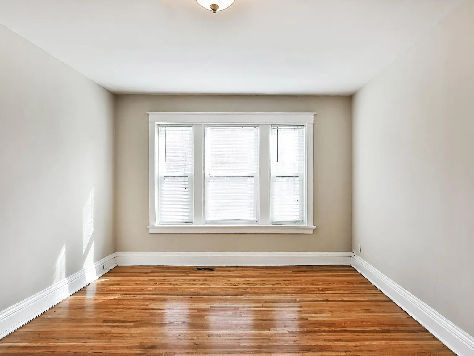 3 bed, 1300 sqft, $1,895 — Photo 4
