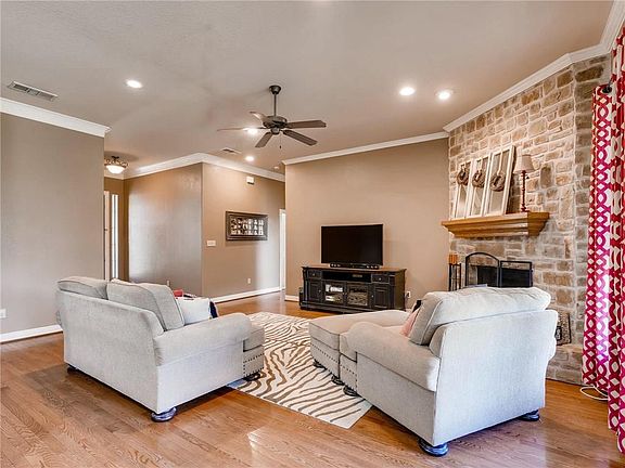 5th image of 104 Branch Hollow Ln