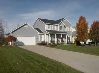 10420 Carrousel Woods Dr, New Middletown, OH 44442