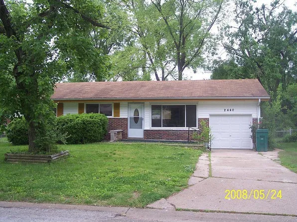2440 Castle Dr, Saint Louis, MO 63136