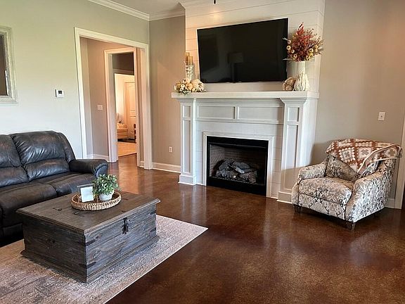 5th image of 18 Highland Village Dr