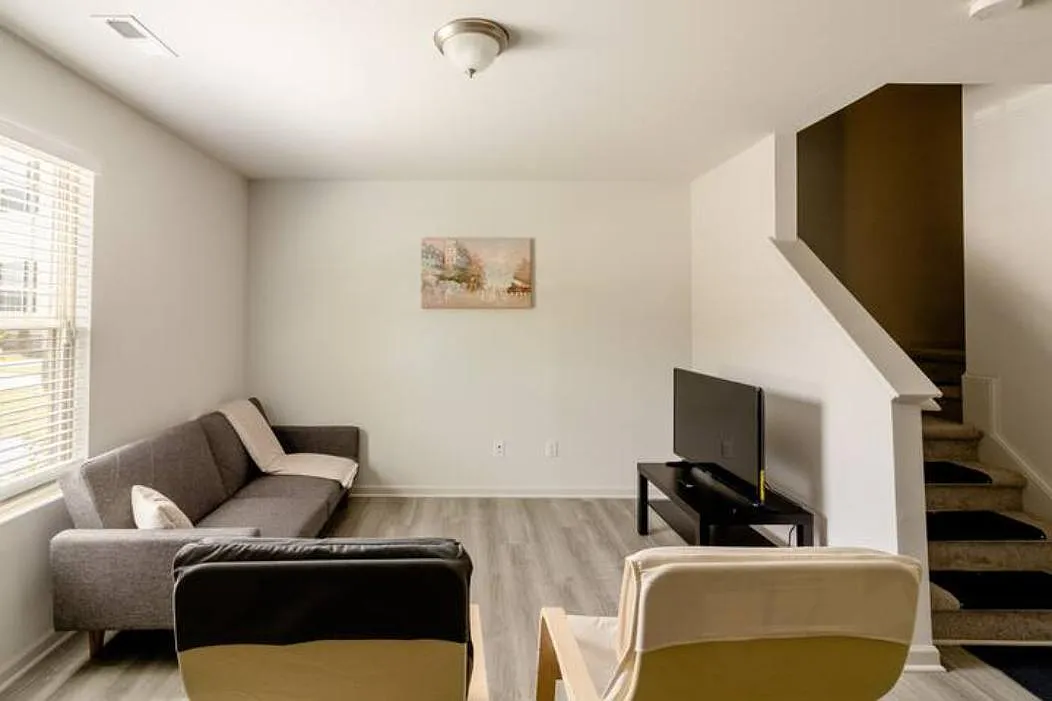 3 bed, 2.5 bath, 1304 sqft, $1,875 — Photo 3