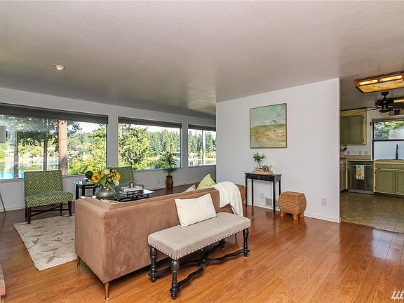 5th image of 421 Lake Louise Dr SW