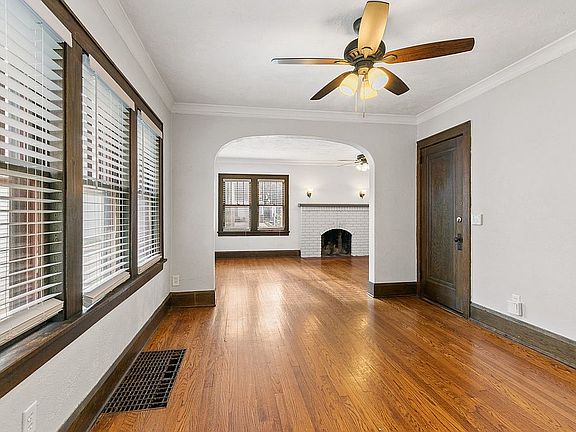 4th image of 124 S Chicago Ave