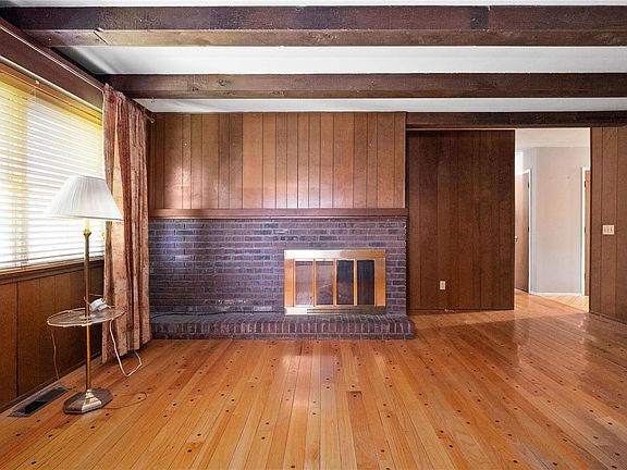 4th image of 17 Gray Brooke Ln
