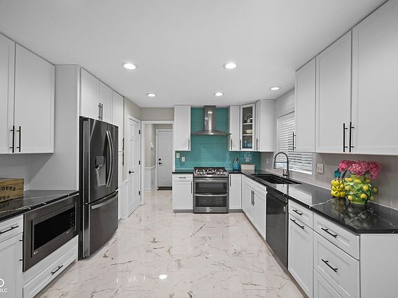 4th image of 220 Governors Ln