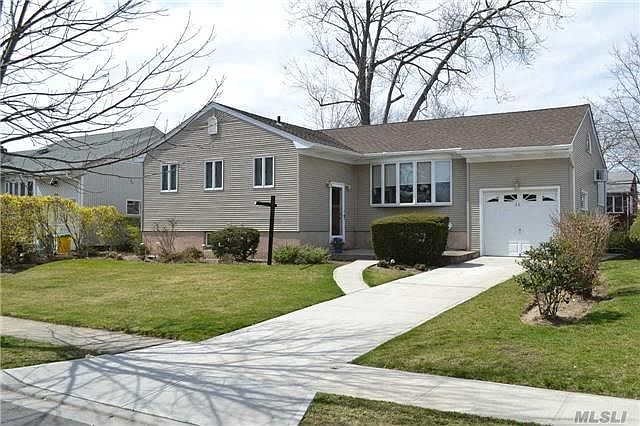 1st image of 34 Crestwood Ln