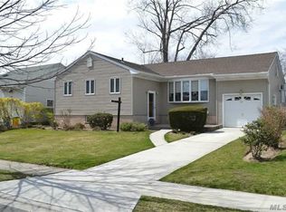 34 Crestwood Ln, Valley Stream, NY 11581