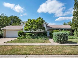 8606 W Sun Valley Dr, Palos Hills, IL