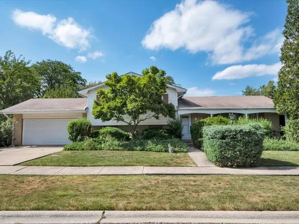 8606 W Sun Valley Dr, Palos Hills, IL 60465
