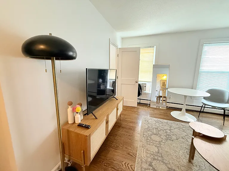 538 E Broadway #8 — Photo 3