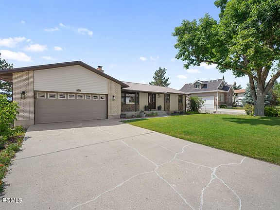 3rd image of 1007 N Valley Dr