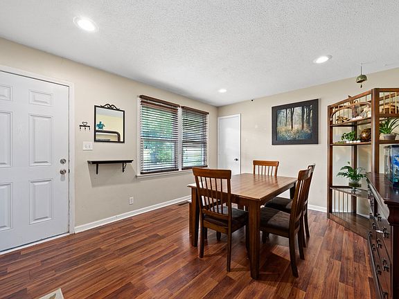 4th image of 2711 Dove Ct