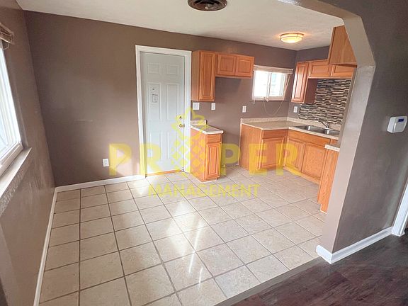 3rd image of 916 Randolph St