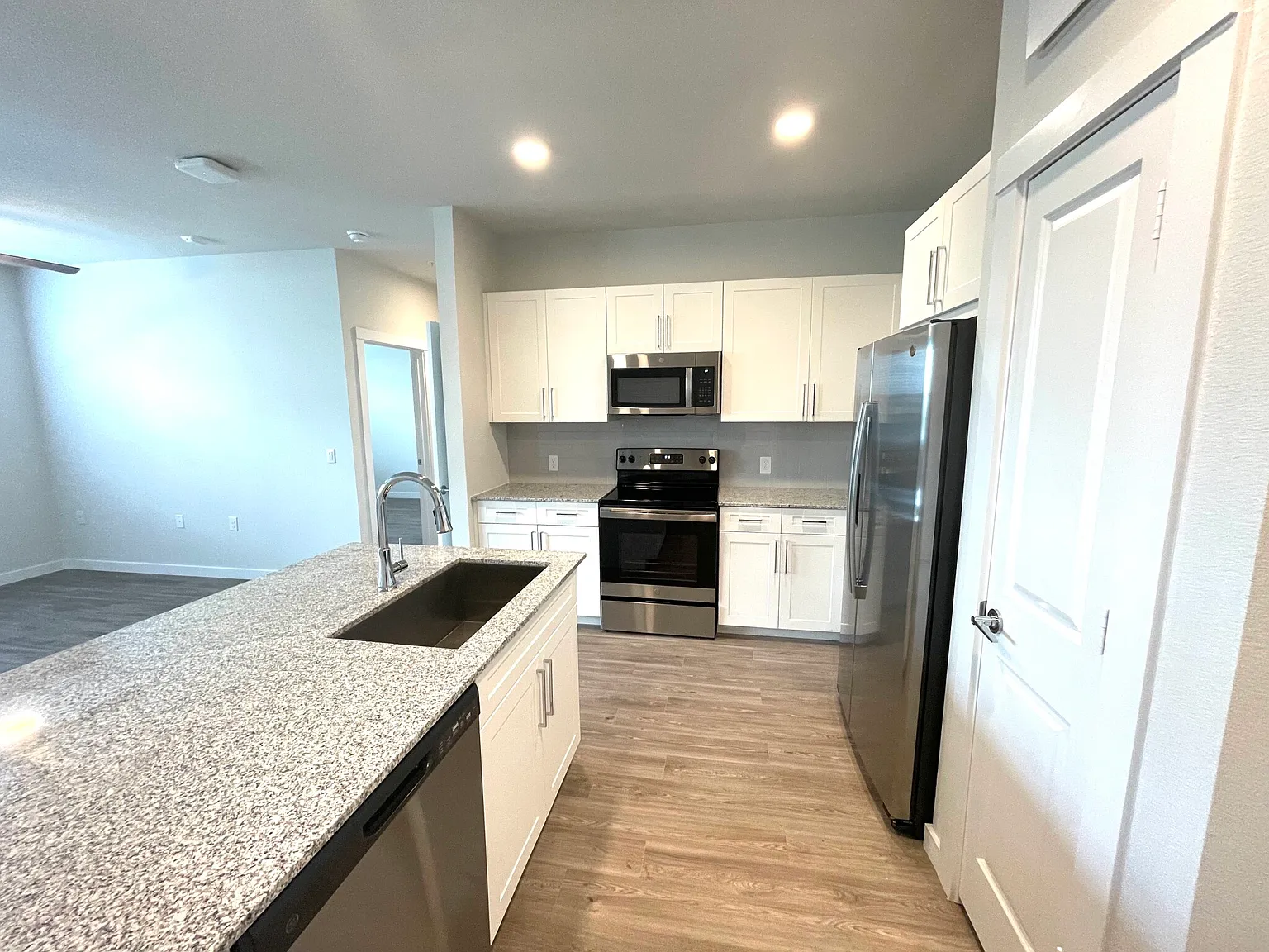 1 bed, 1.0 bath, 830 sqft, $1,049 — Photo 3