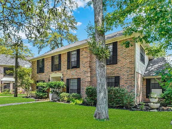 3rd image of 1202 Manor Ct