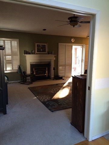 Family room w/gas fireplace