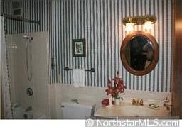 4th image of 6615 Lake Shore Dr #907