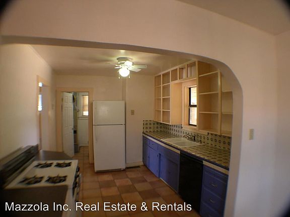 5th image of 415 Stanford Dr SE
