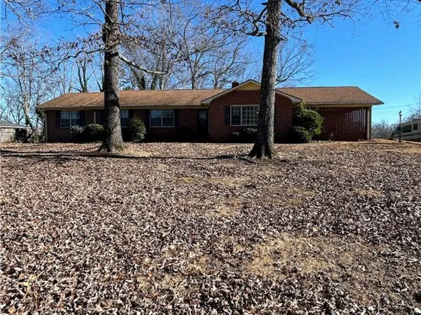 201 Fernwood Dr, Seneca, SC 29678