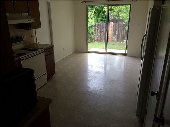 4th image of 704 Green Meadow Dr APT B