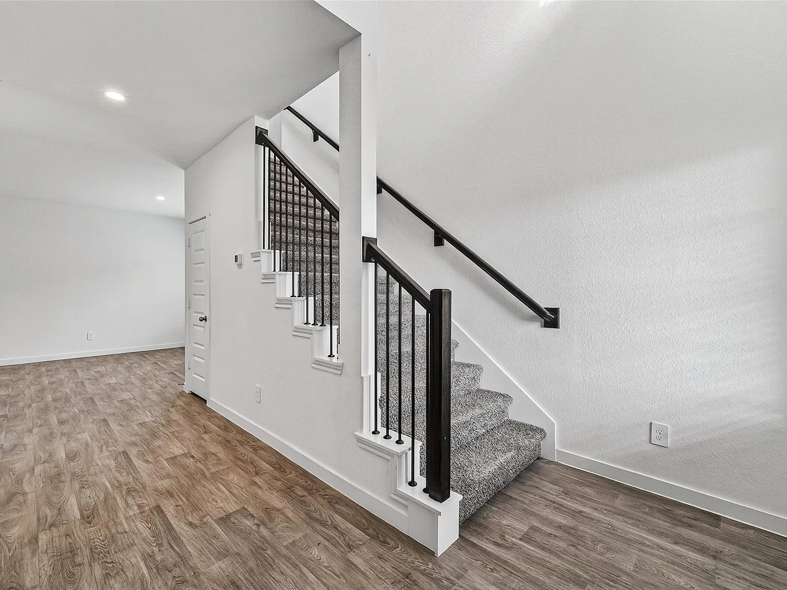 4 bed, 2.5 bath, 2369 sqft, $2,350 — Photo 3