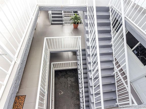 3rd image of 1986 Biarritz Dr #2