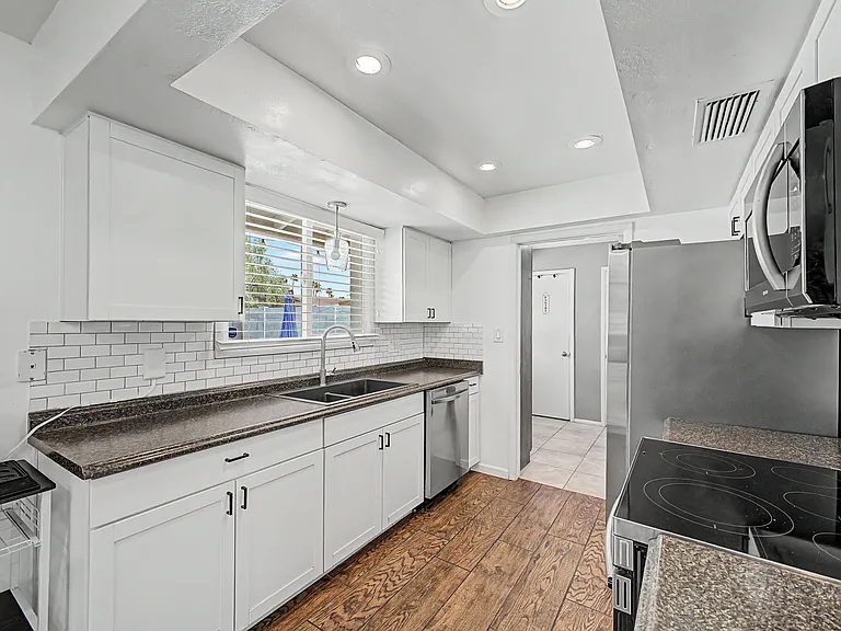 1958 E Laguna Dr — Photo 16