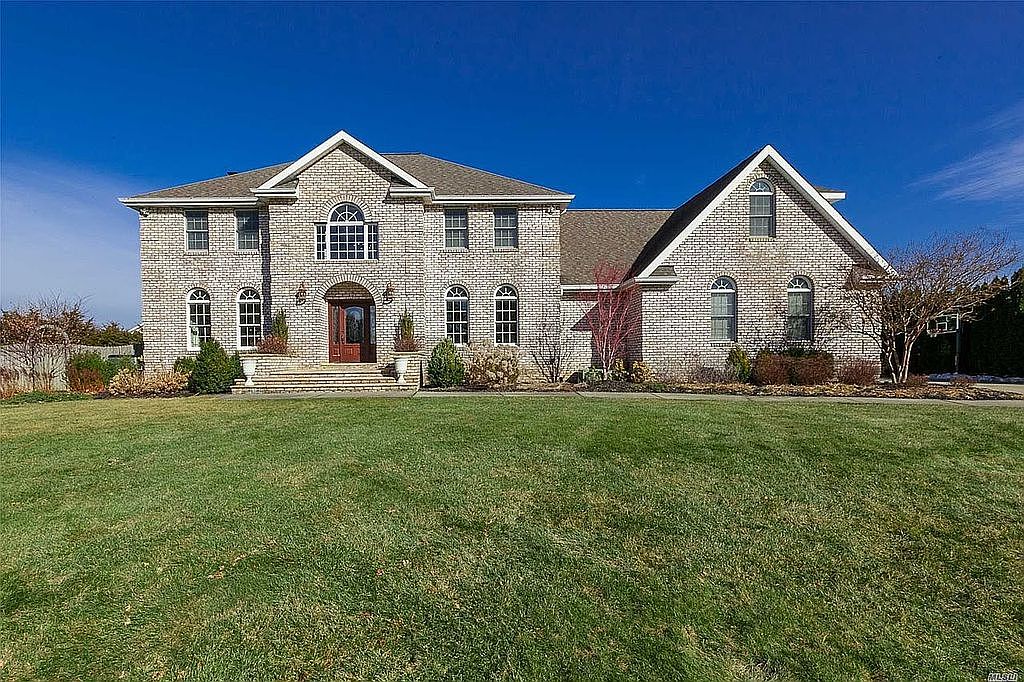 3 Port Ct, Manorville, NY 11949 | Zillow
