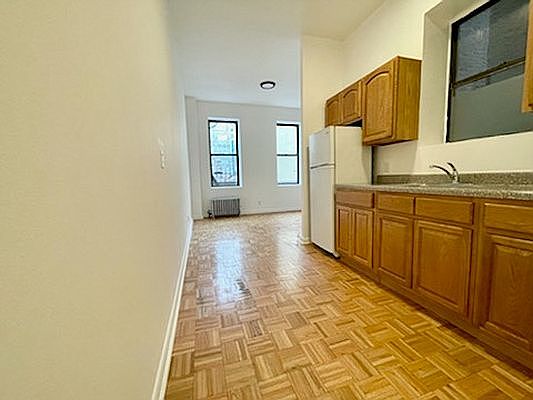 4th image of 328 E 15th St APT 5