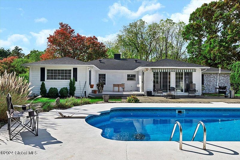 3rd image of 7 Farnam Lane
