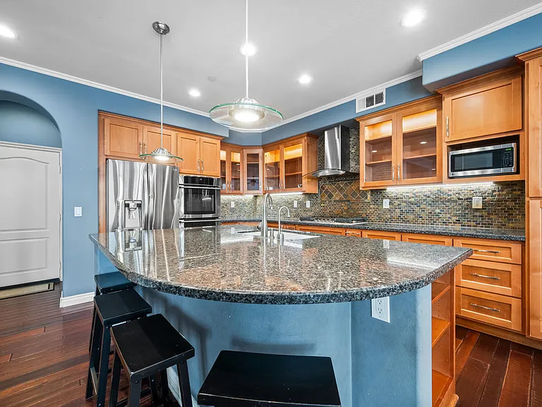 18785 Roxbury Ln — Photo 44