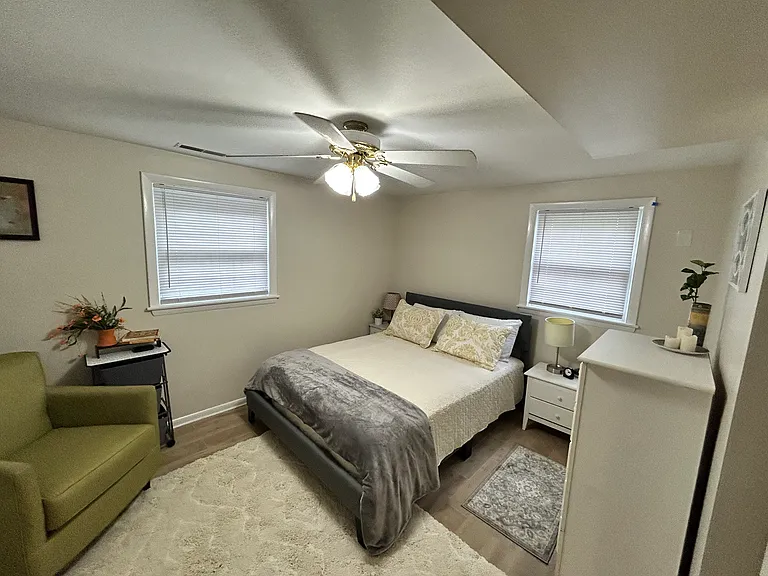 913 Rockland Ave — Photo 9