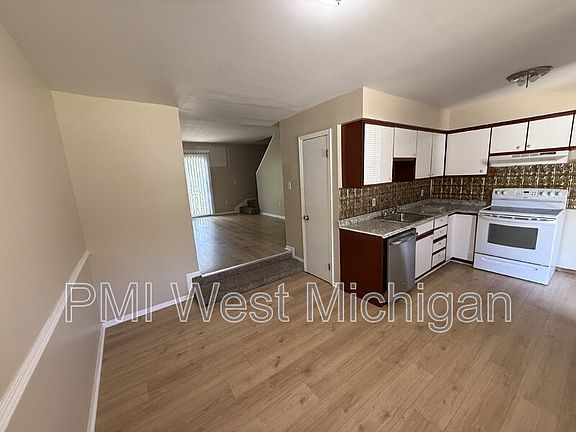 3rd image of 6051 In The Pines Dr SE
