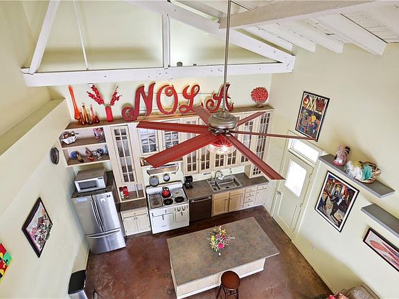 4th image of 2101 Burgundy St APT 4