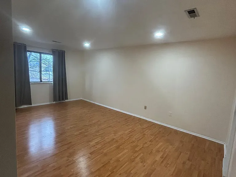 210 Edison Glen Ter — Photo 12