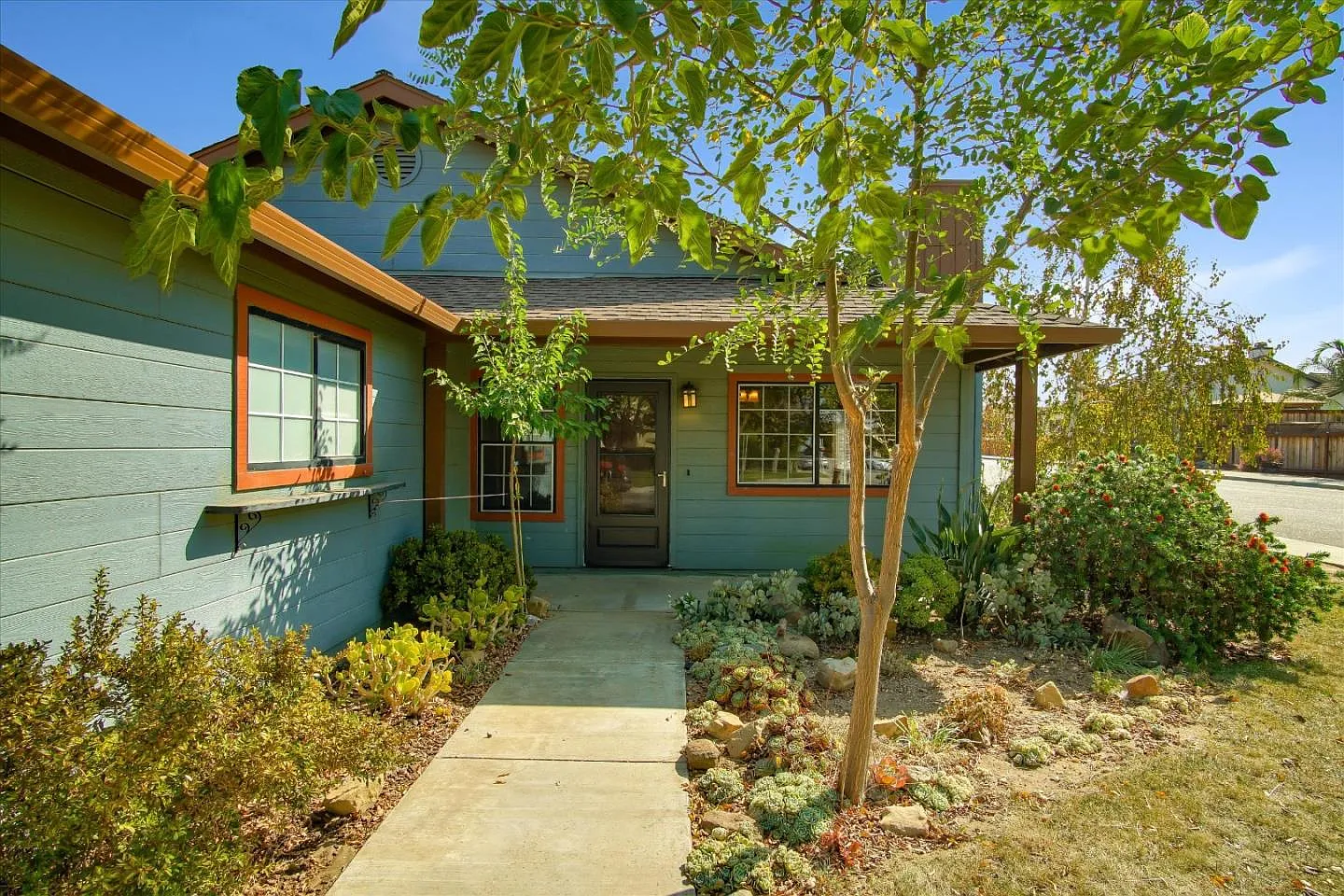 2091 Highland Dr photo 1
