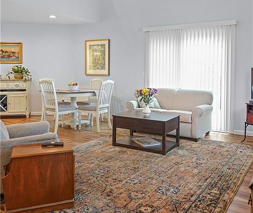 3rd image of 1016 Williamsburg Cir