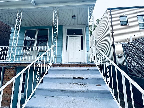 4th image of 84 Waverly St Floor 1