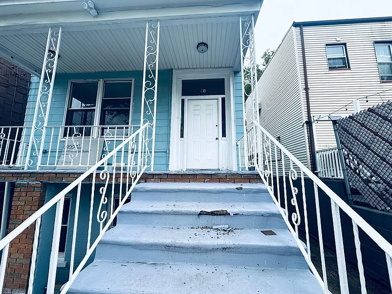 84 Waverly St #1 — Photo 4