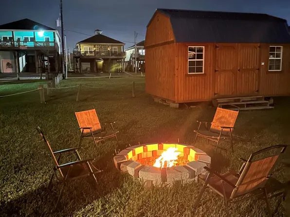 978 Fisherman Dr S, Pt Bolivar, TX 77650