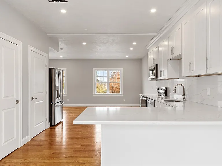 10 Windsor St #1 — Photo 13