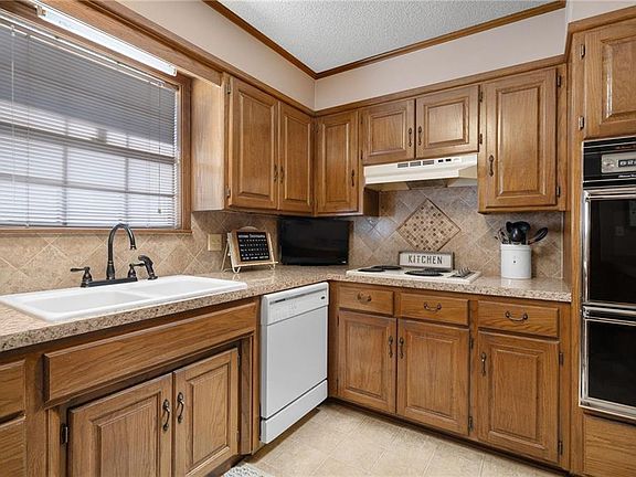 5th image of 2929 Meadow Creek Way