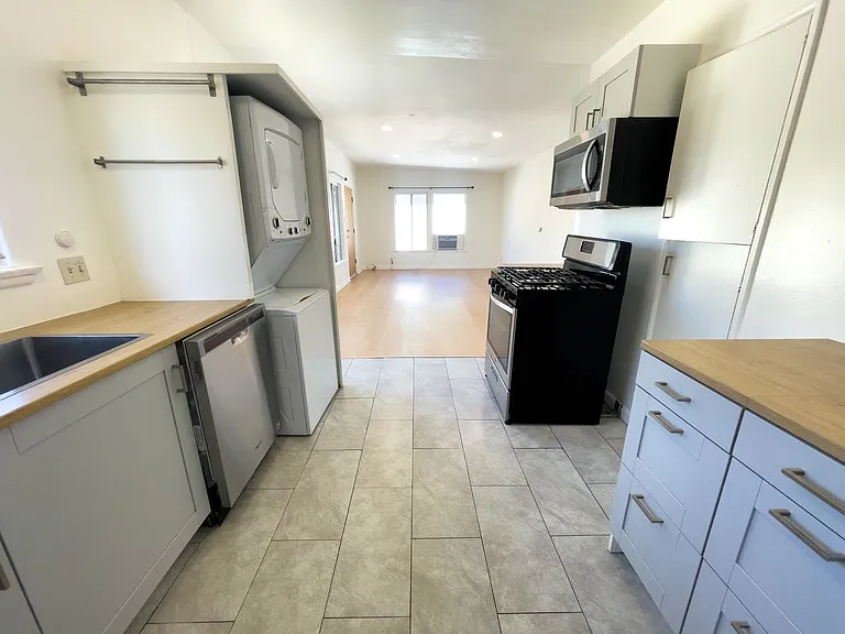 1517 E Maple St — Photo 4
