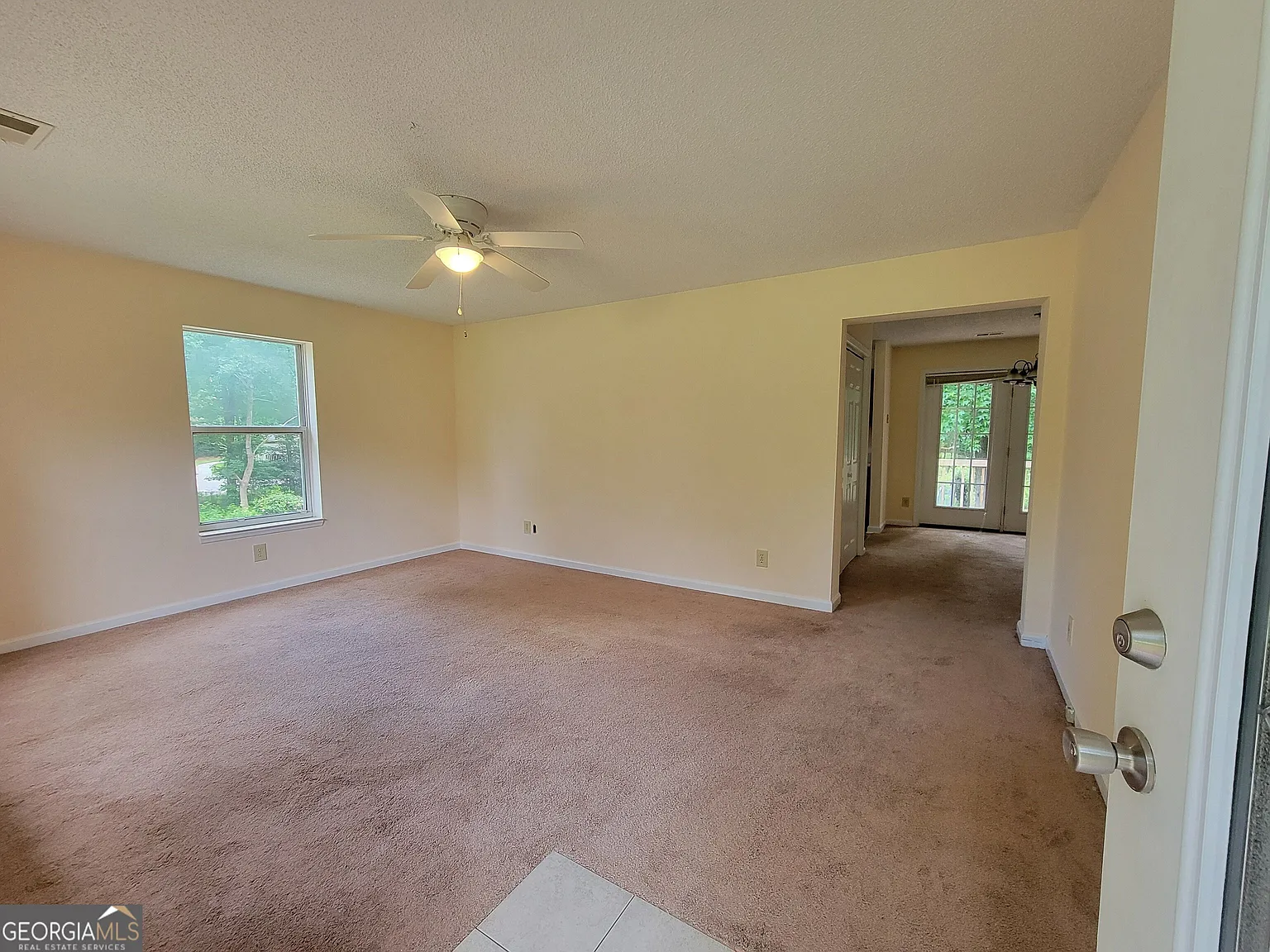 3 bed, 2.0 bath, 1300 sqft, $1,550 — Photo 2